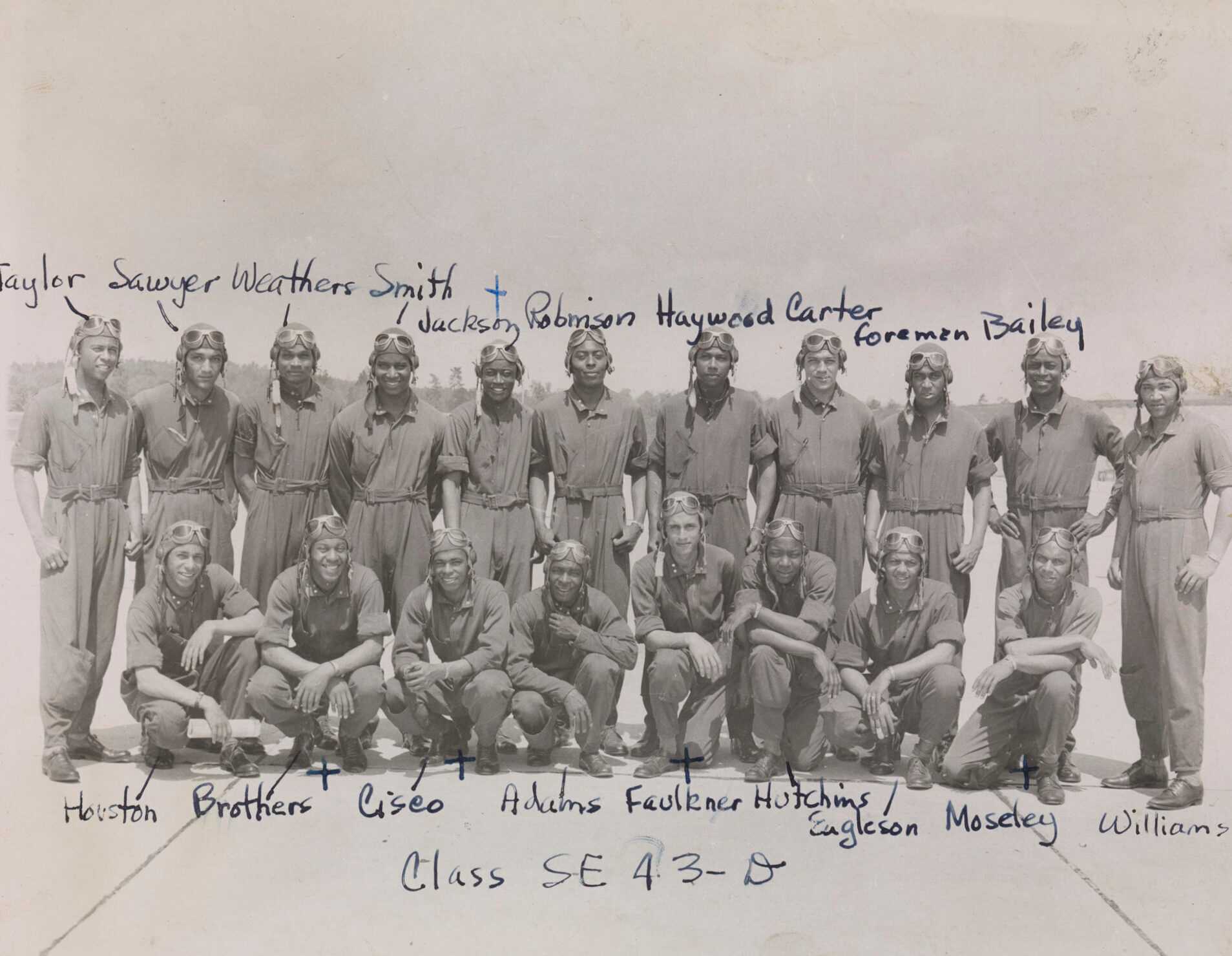 A group photo of 19 Tuskegee Airmen from class SE-43-D, names handwritten next to each person.