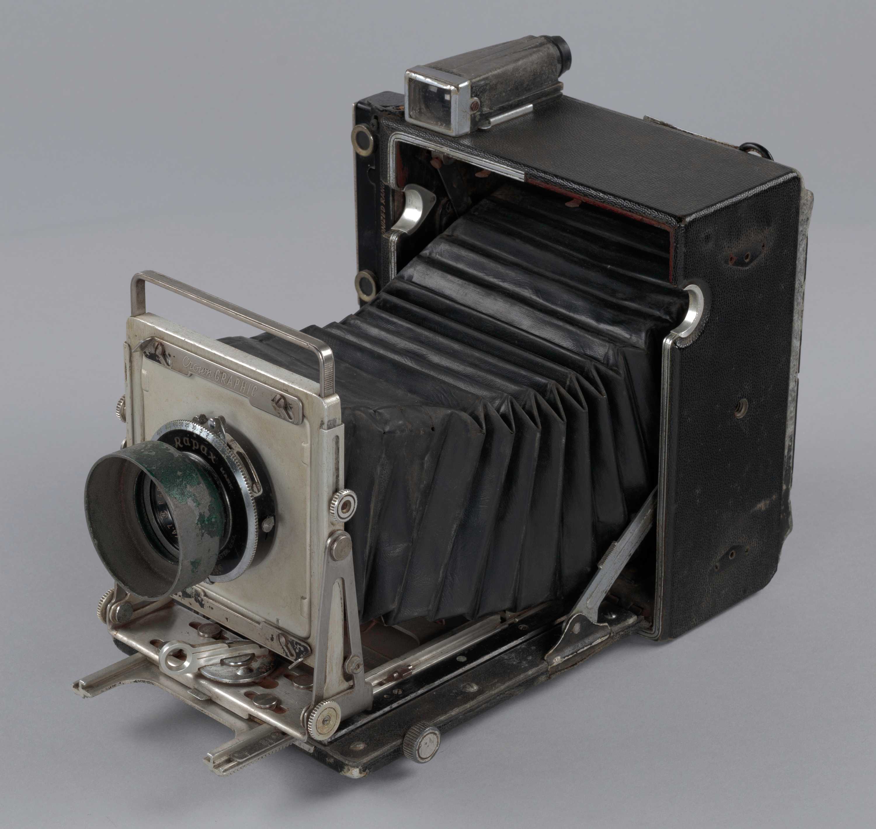 This Pacemaker 34 Crown Graphic camera is an open and extended field camera.